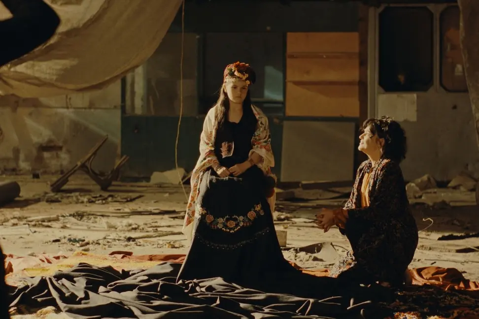 Sofia Stanina e Chiara Casselli in Nina Roza , Alexandre Nour Desjardins