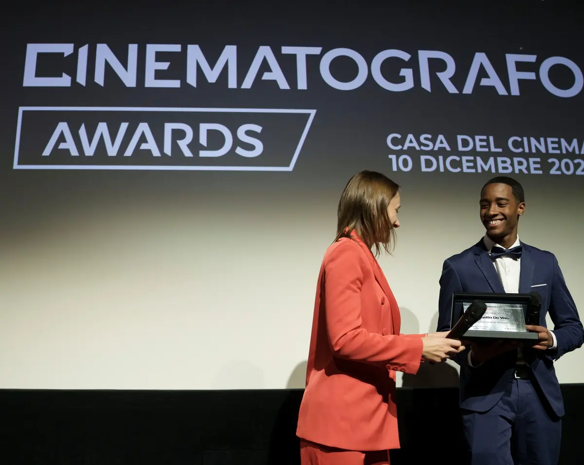 Beatrice Beleggia premia Justin De Vivo, Rivelazione dell’Anno per 40 secondi di Vincenzo Alfieri