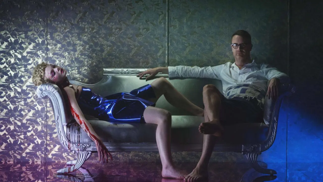 Elle Fanning e Nicolas Winding Refn sul set di The Neon Demon