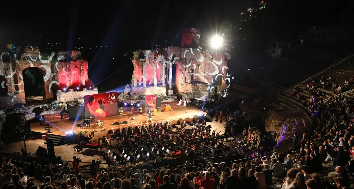 Star System all’ombra dell’Etna: il cuore contraddittorio del Taormina Film Fest