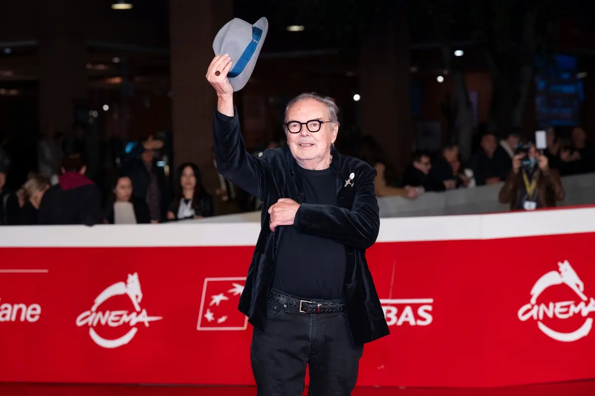 Red carpet – ANDANDO DOVE NON SO. MAURO PAGANI, UNA VITA DA FUGGIASCO (PS) Cristiana Mainardi (regista|director) | Cast: Mauro Pagani, Manuel Agnelli, Silvia Posa, Badara Seck | Sabina Bologna (direttrice della fotografia|cinematographer) | Matteo Mossi (montaggio|editing) | Lionello Cerri, Enrico Bufalini, Raffaella Palladio, Domenico Cuscino, Luca Cerri (produttori|producers) | Domenico Procacci, Gianluca Pignataro (distributori|distributors)