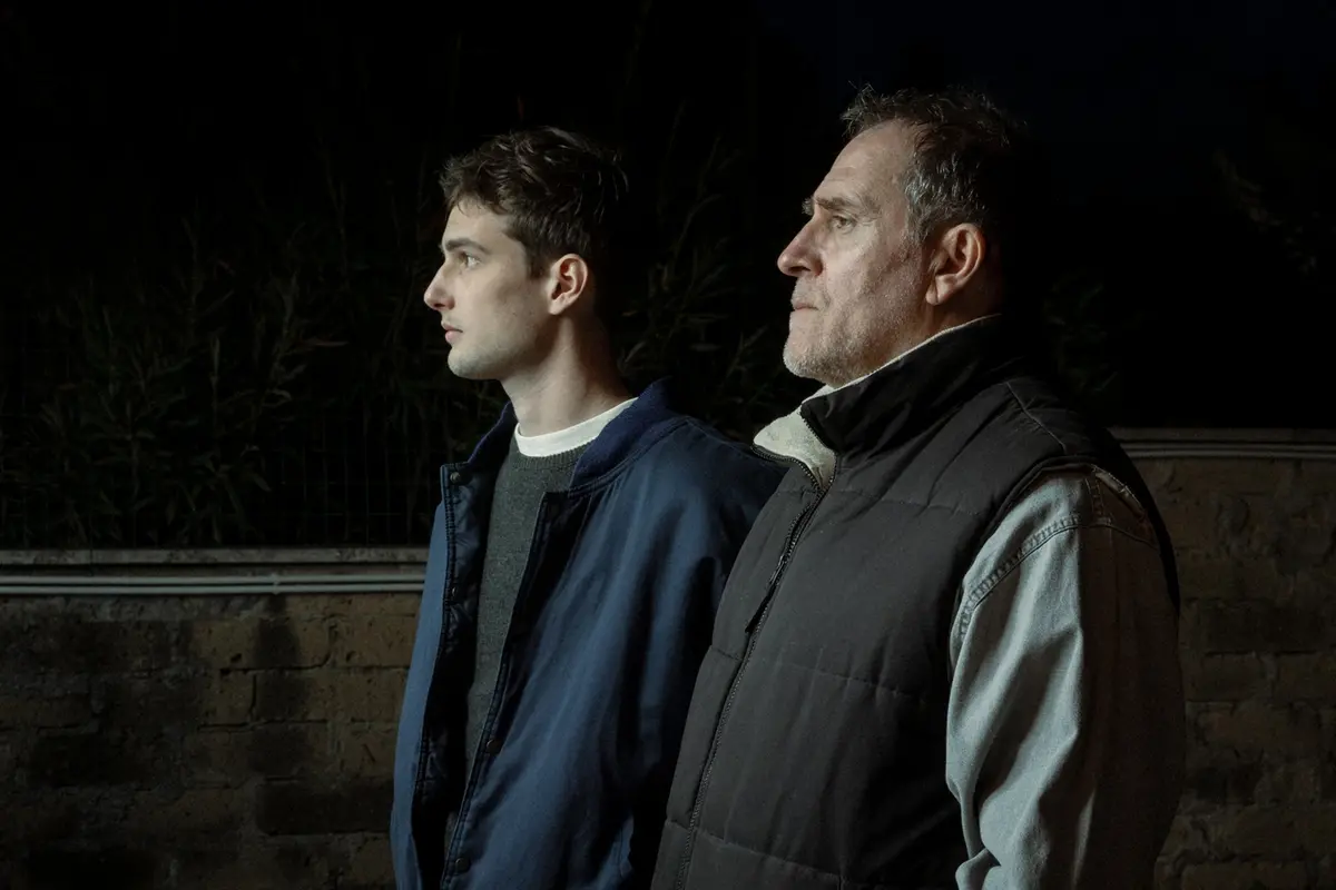 Emanuele Maria Di Stefano e Valerio Mastandrea sul set de La citt\\u00E0 dei vivi - Foto Lucia Iuorio