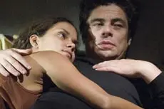 Halle Berry e Benicio Del Toro<br>in una scena del film