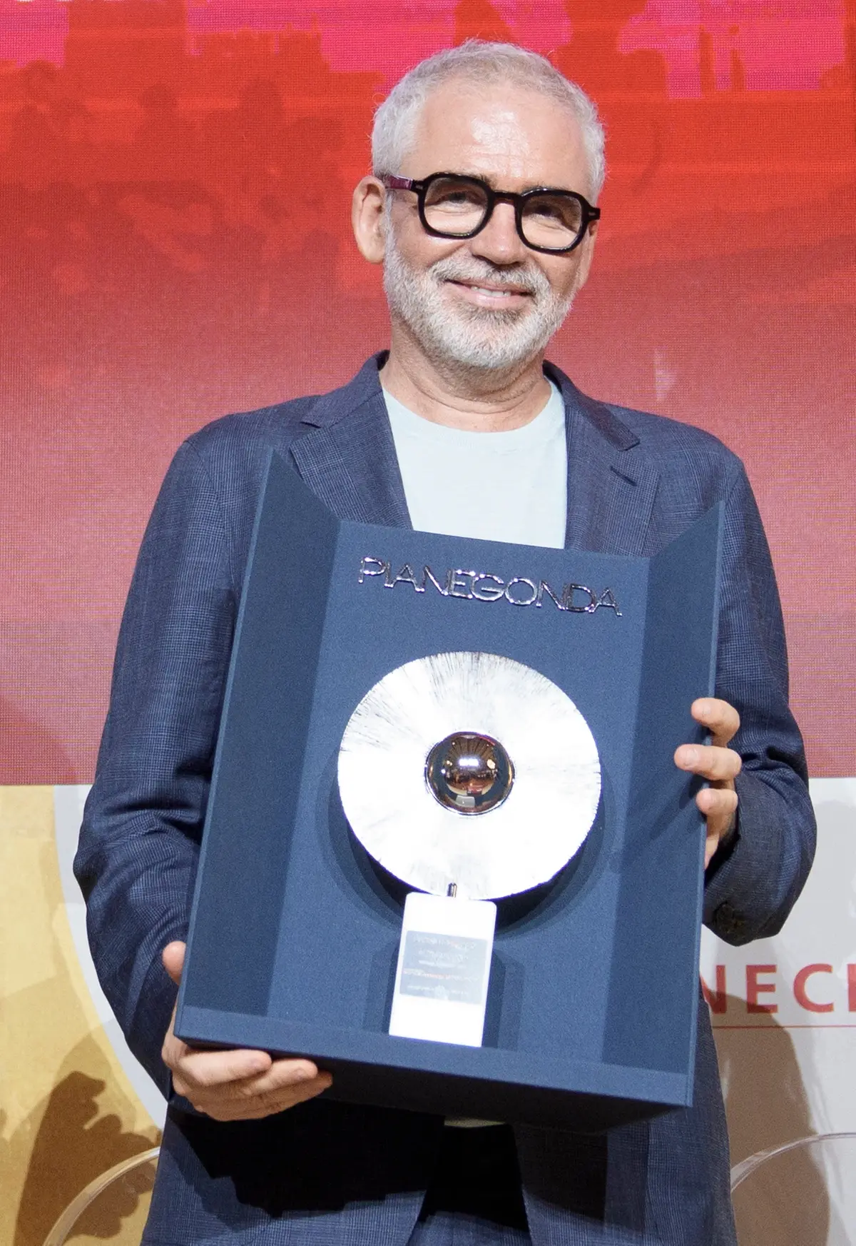 Stéphane Brizé con il Premio Robert Bresson realizzato da Pianegonda - Foto Karen Di Paola