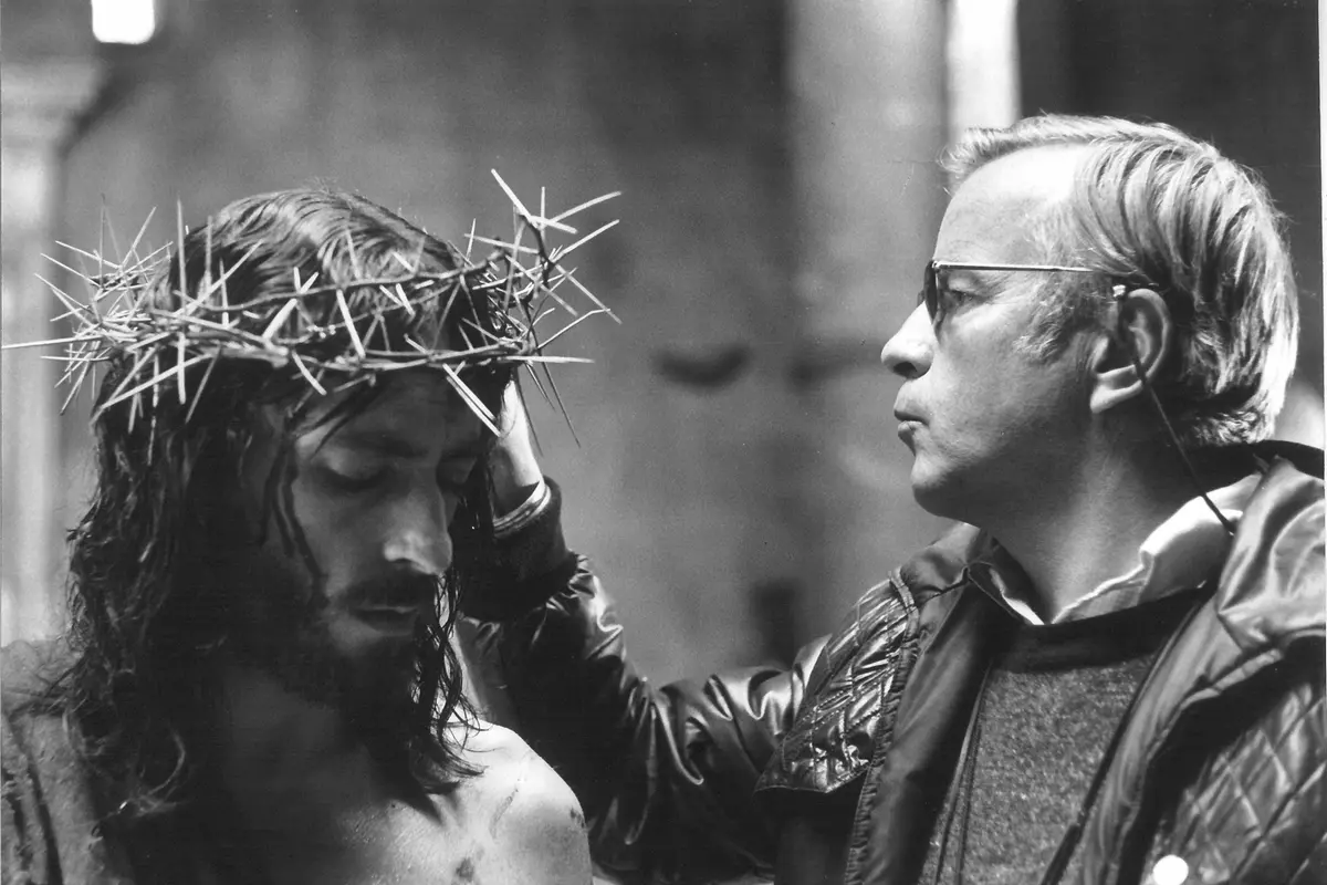 Robert Powell e Franco Zeffirelli sul set di Gesu\\u0300 di Nazareth