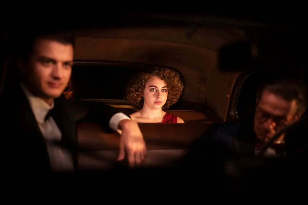 Joel Kerry, Rebecca Antonaci e Willem Dafoe in Finalmente l\\'alba. Cr. 01 Distribution
