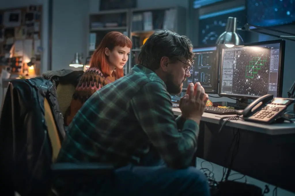 DON\\'T LOOK UP (L to R) JENNIFER LAWRENCE as KATE DIBIASKY, LEONARDO DICAPRIO as DR. RANDALL MINDY. Cr. NIKO TAVERNISE/NETFLIX \\u00A9 2021