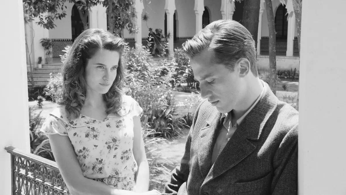 Benjamin Voisin e Rebecca Marder in L’Étranger