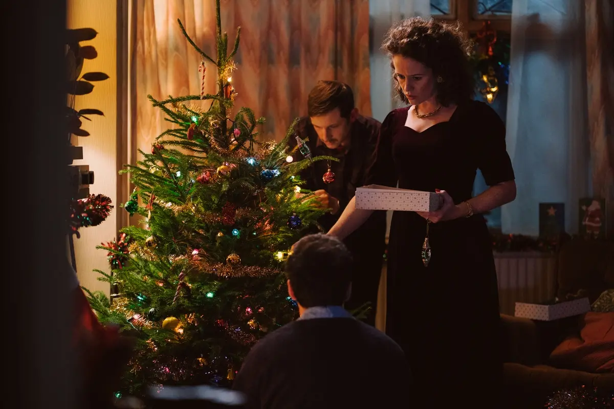 Jamie Bell e Claire Foy in Estranei. Photo by Chris Harris. Courtesy of Searchlight Pictures. © 2023 20th Century Studios All Rights Reserved.