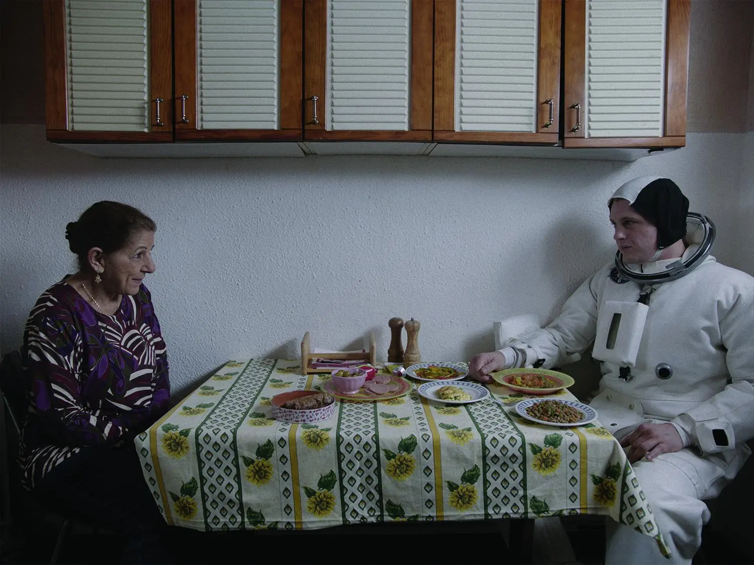 Tassadit Mandi e Michael Pitt in una scena di Asphalte