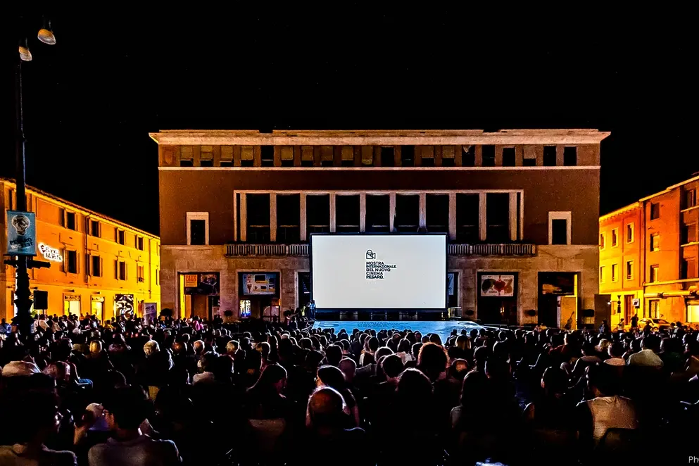 Piazza del Popolo durante una proiezione della Mostra Internazionale del Nuovo Cinema di Pesaro (credits: Luigi Angelucci)