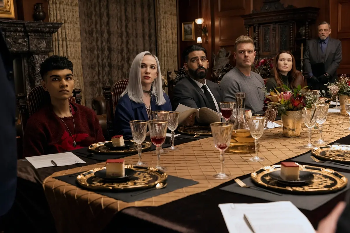 La caduta della casa degli Usher (da sinistra): Sauriyan Sapkota (Prospero Usher), Kate Siegel (Camille L'Espanaye), Rahul Kohli (Napoleon Usher), Matt Biedel (Bill-T Wilson), Samantha Sloyan (Tamerlane Usher), Mark Hamill (Arthur Pym) Foto Eike Schroter/Netflix © 2023