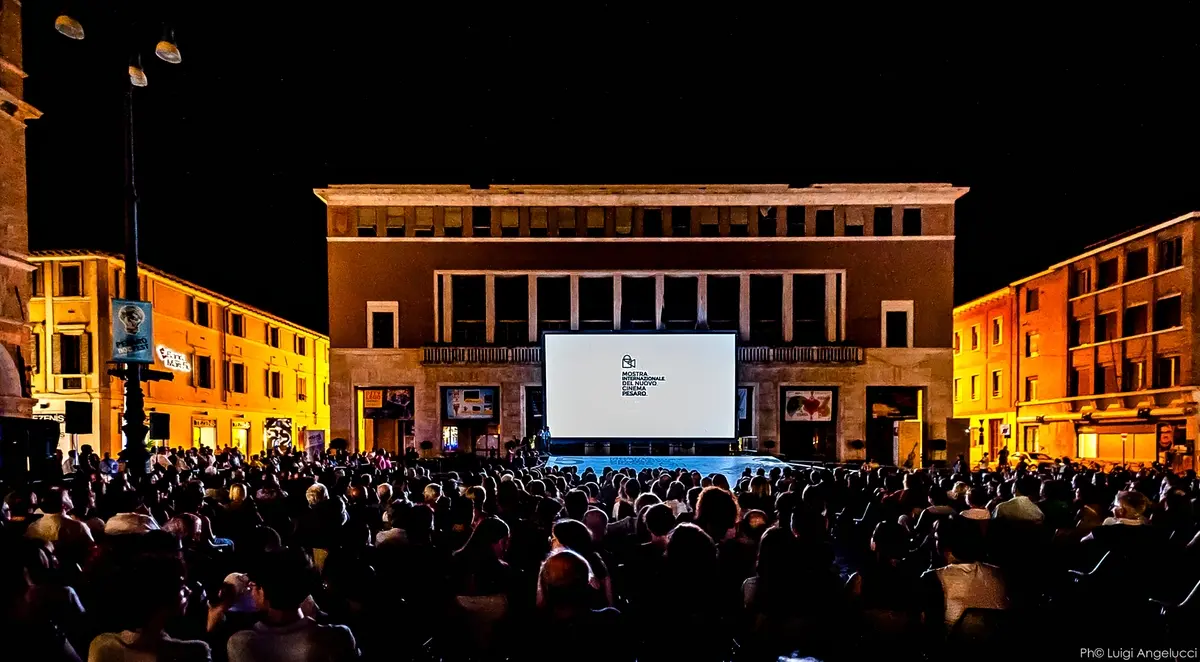 Piazza del Popolo durante una proiezione della Mostra Internazionale del Nuovo Cinema di Pesaro (credits: Luigi Angelucci)