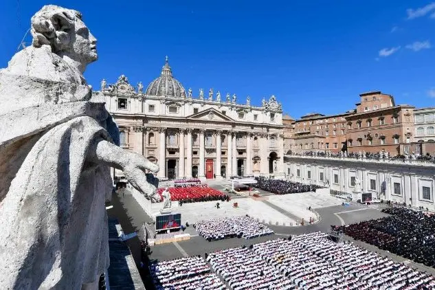 Una foto dall\\'alto di San Pietro nel giorno del funerale di Papa Francesco (@Vatican News)
