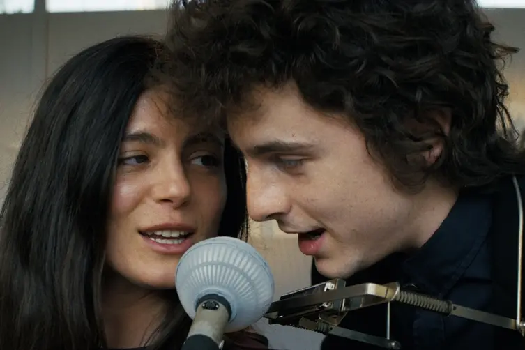 Monica Barbaro e Timoth\\u00E9e Chalamet in A Complete Unknown