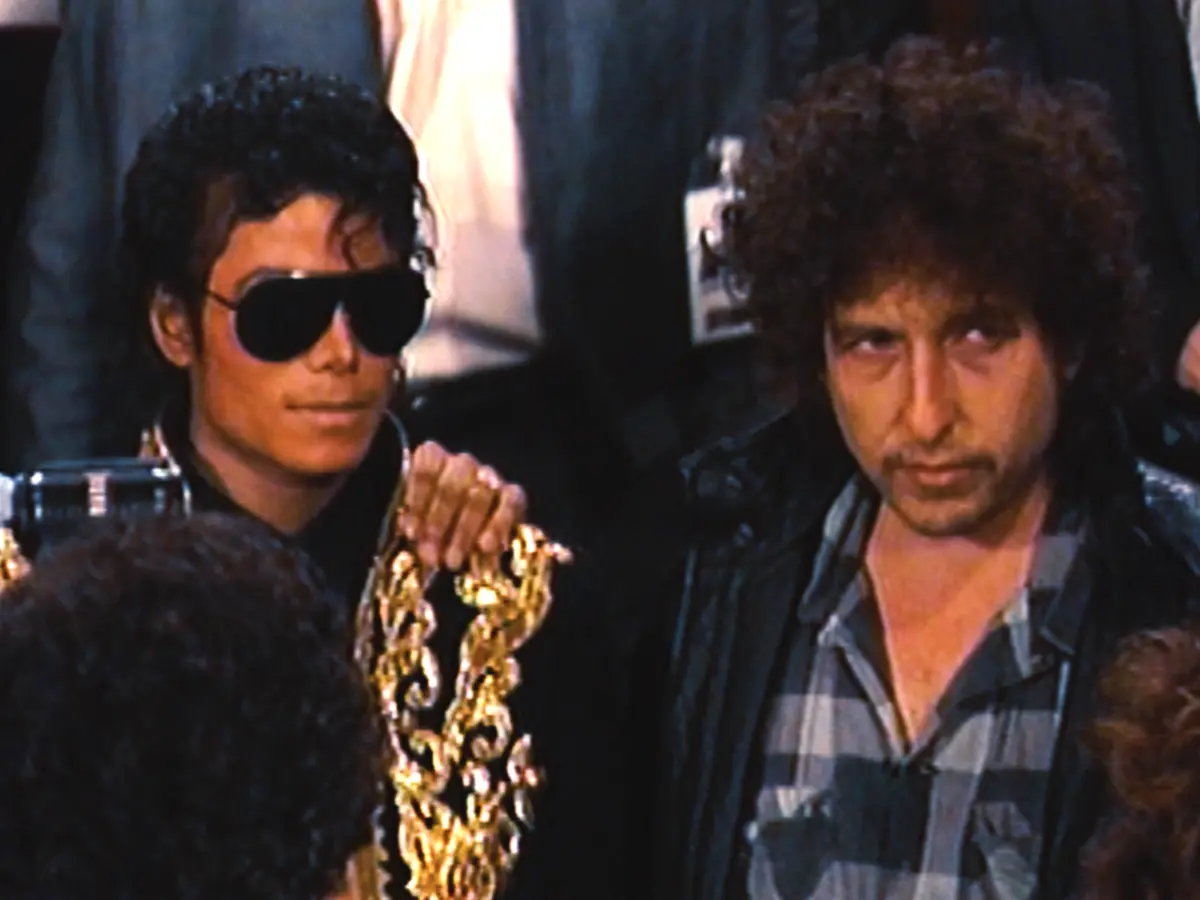 The Greatest Night in Pop. (L to R) Michael Jackson and Bob Dylan in The Greatest Night in Pop. Cr. Courtesy of Netflix © 2024