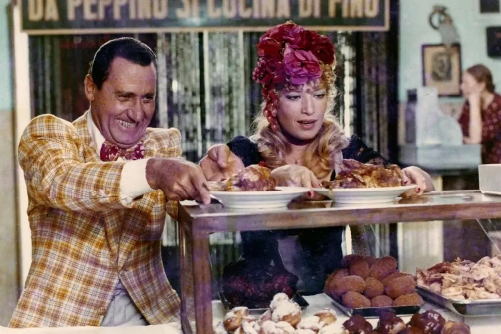 Alberto Sordi e Monica Vitti in Polvere di stelle