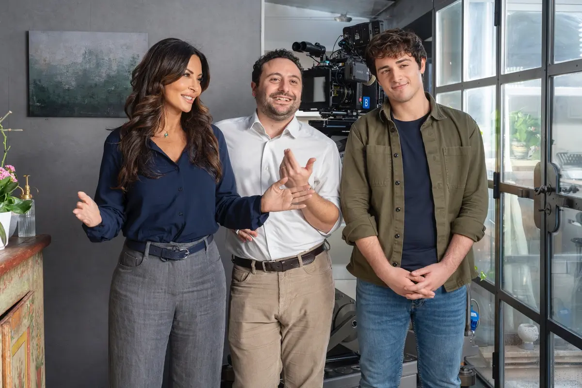 Sabrina Ferilli, Tommaso Renzoni e Tommaso Cassissa sul set di Notte prima degli esami 3.0 , 2025 Sky Italia S.r.l.