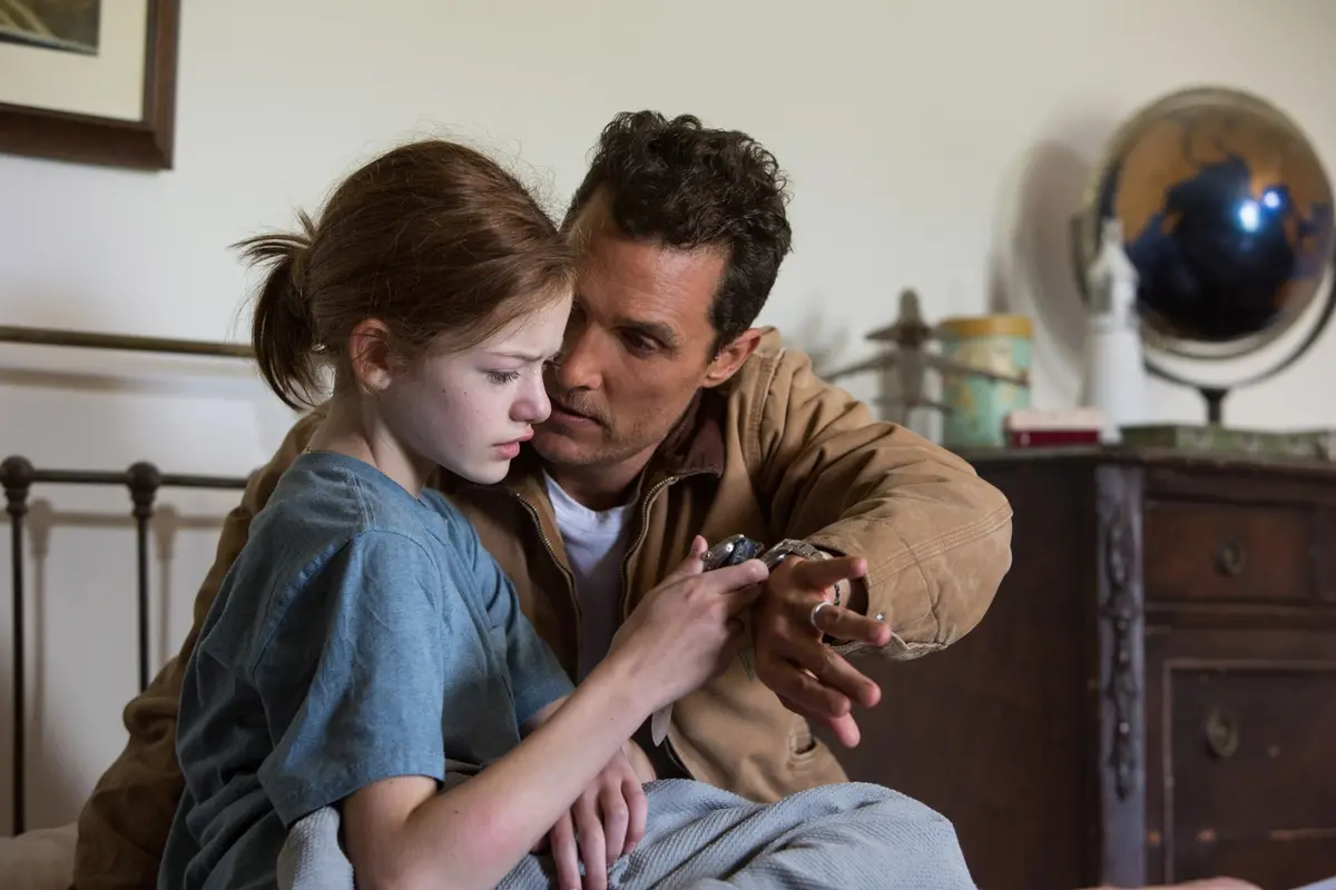 Mackenzie Foy e Matthew McConaughey in Interstellar \\u00A9 2014 Warner Bros. Entertainment, Inc. and Paramount Pictures Corporation