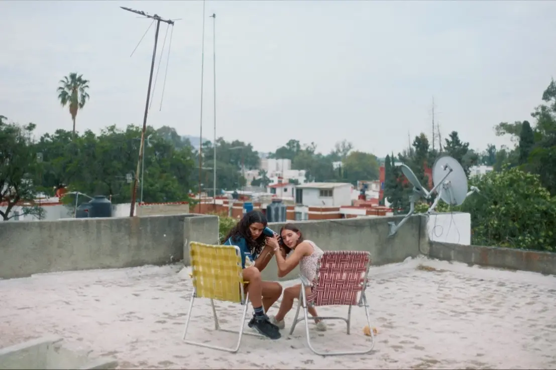 Roc\\u00EDo Guzm\\u00E1n e Darana \\u00C1lvarez in Chicas Tristes , Rosa Hadit Hern\\u00E1ndez, Colectivo Colmena