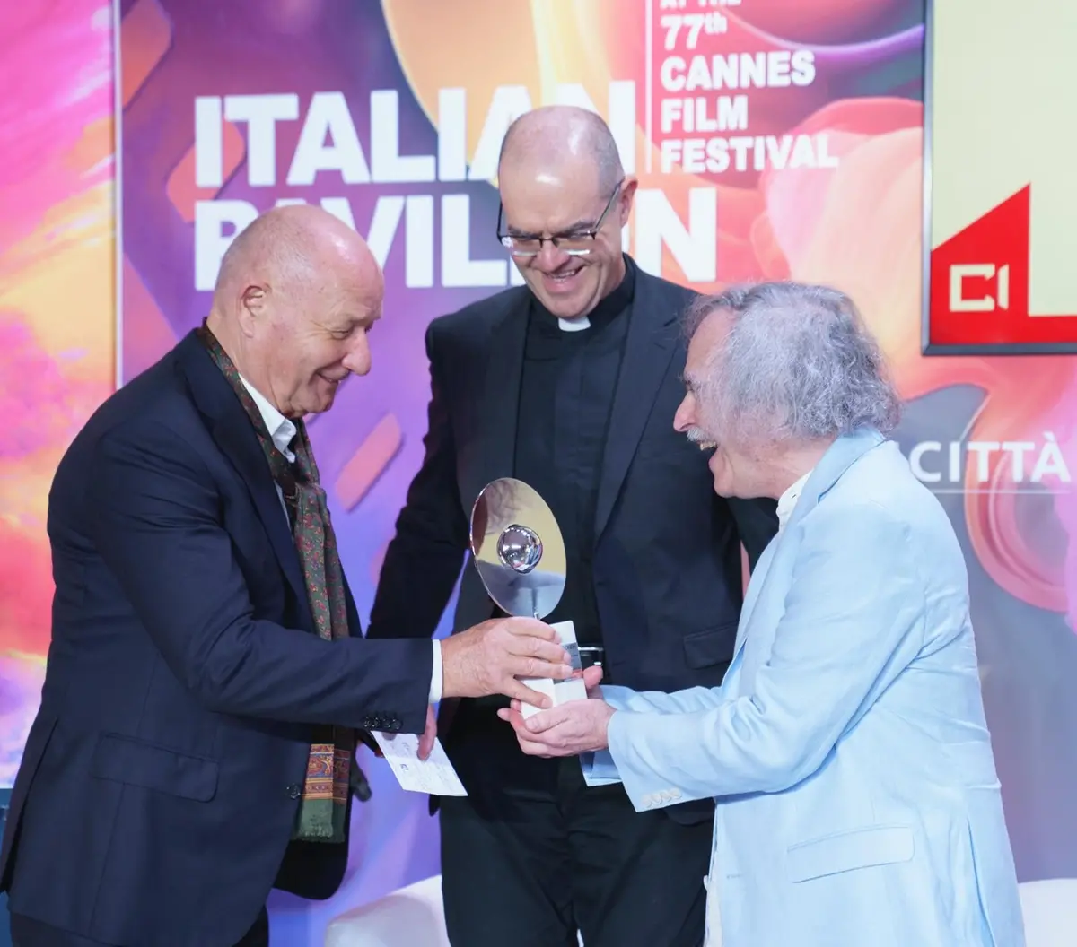 Eugène Green riceve il Premio Robert Bresson Speciale da Lanfranco Beleggia (Pianegonda) e mons. Davide Milani