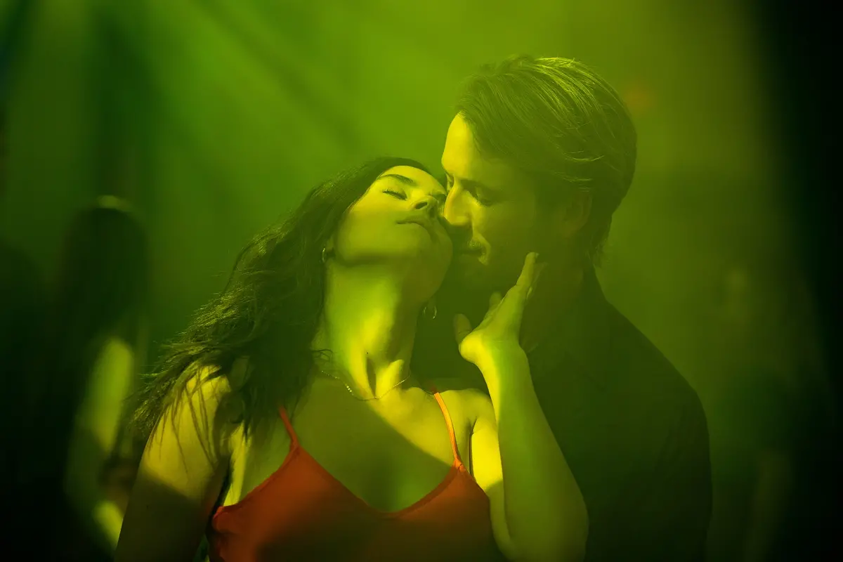 Hit Man. (L-R) Adria Arjona as Madison and Glen Powell as Gary Johnson in Hit Man. Cr. Brian Roedel/Netflix \\u00A9 2024 , Brian Roedel / Netflix