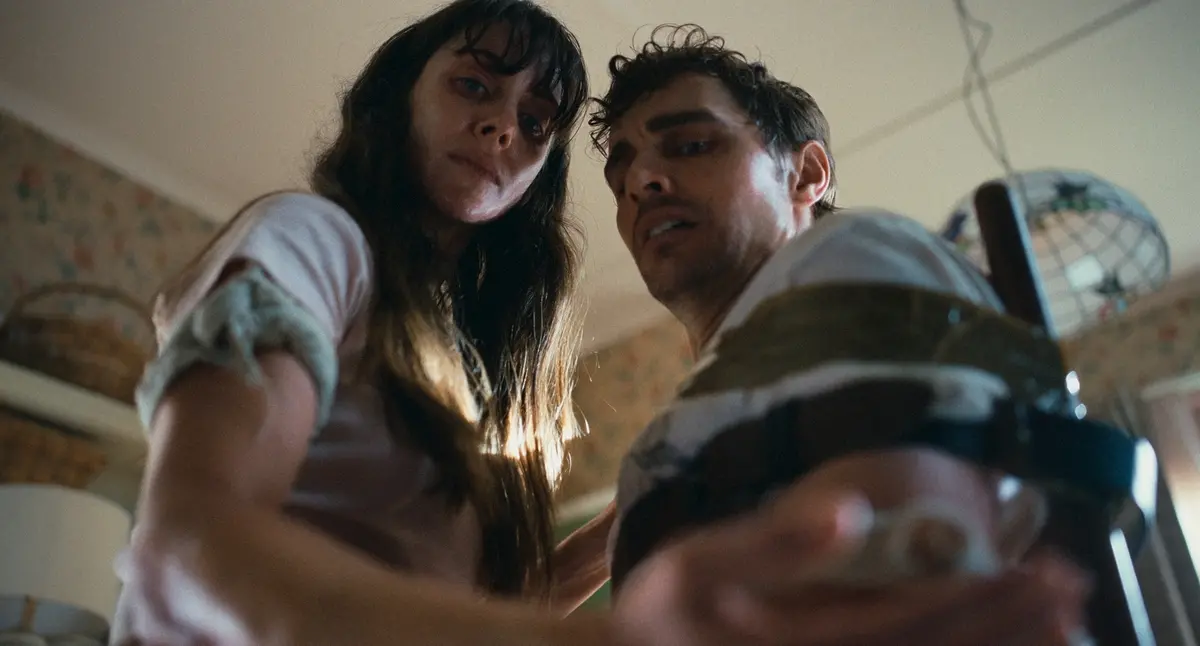 Alison Brie e Dave Franco in Together