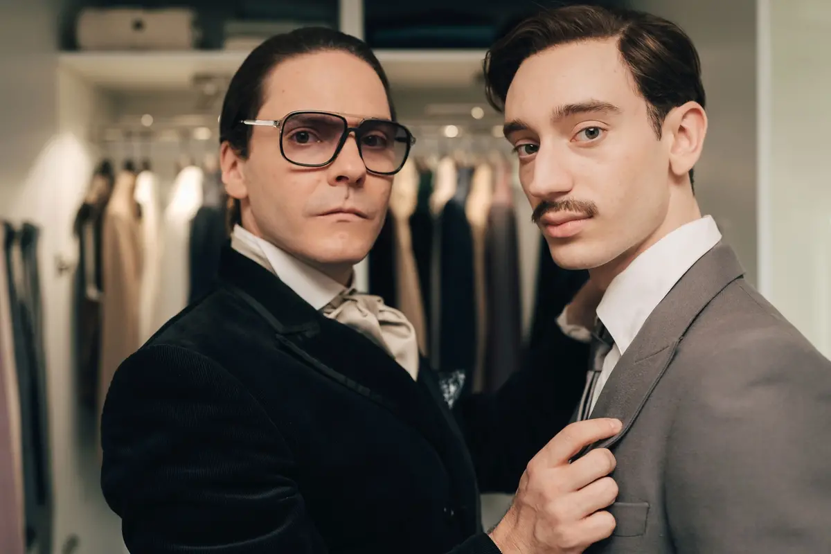 Daniel Br\\u00FChl e Th\\u00E9odore Pellerin in Becoming Karl Lagerfeld , Caroline Dubois - Jour Premier - Disney