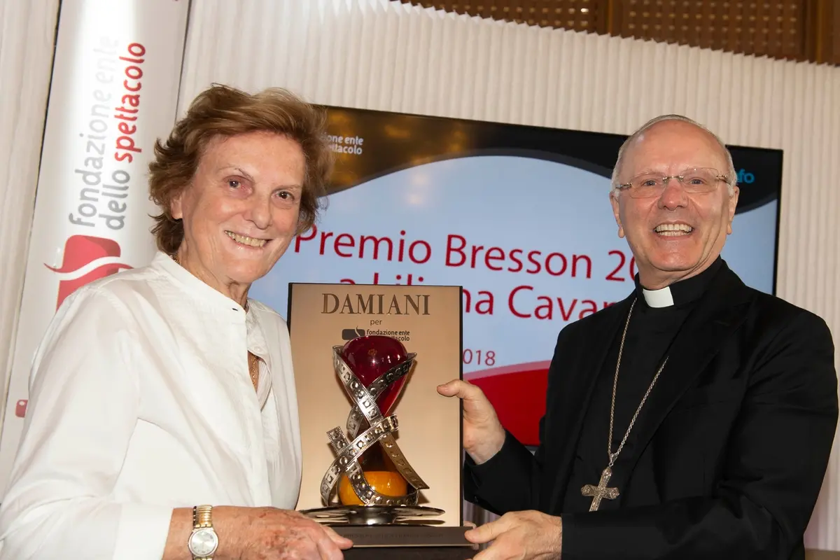 Mostra del Cinema di Venezia 2018. Liliana Cavani riceve il Premio Robert Bresson da mons. Nunzio Galantino (segretario generale CEI dal 2014 al 2018)