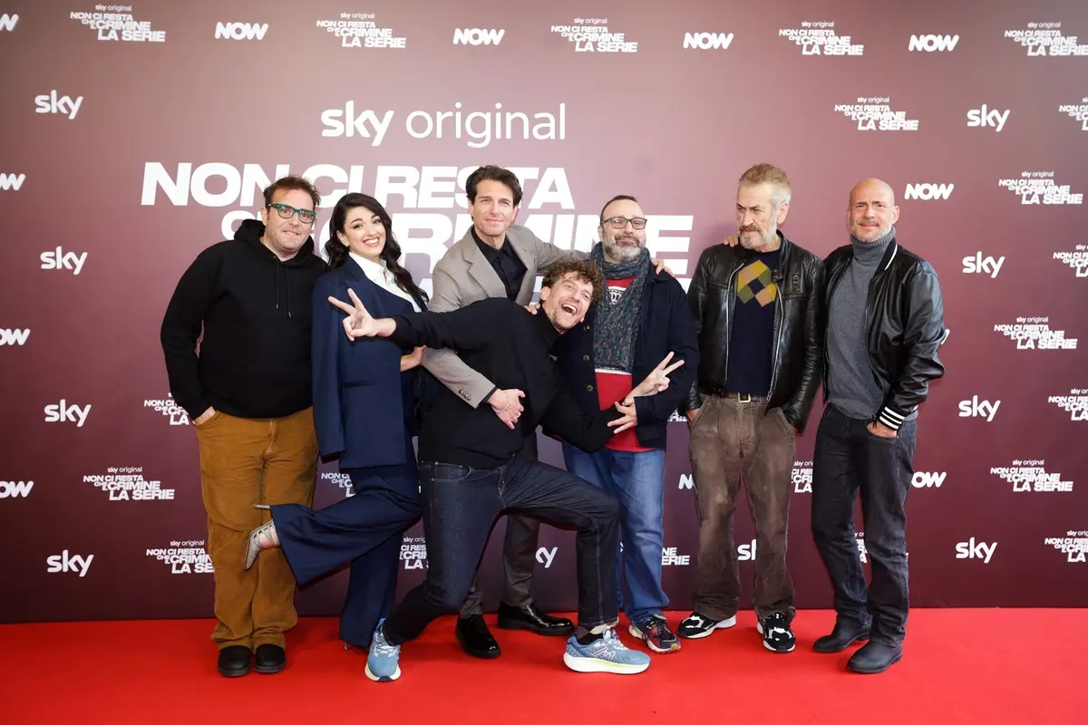 Il cast con i registi Massimiliano Bruno e Alessio Maria Federici - Non ci resta che il crimine - La serie