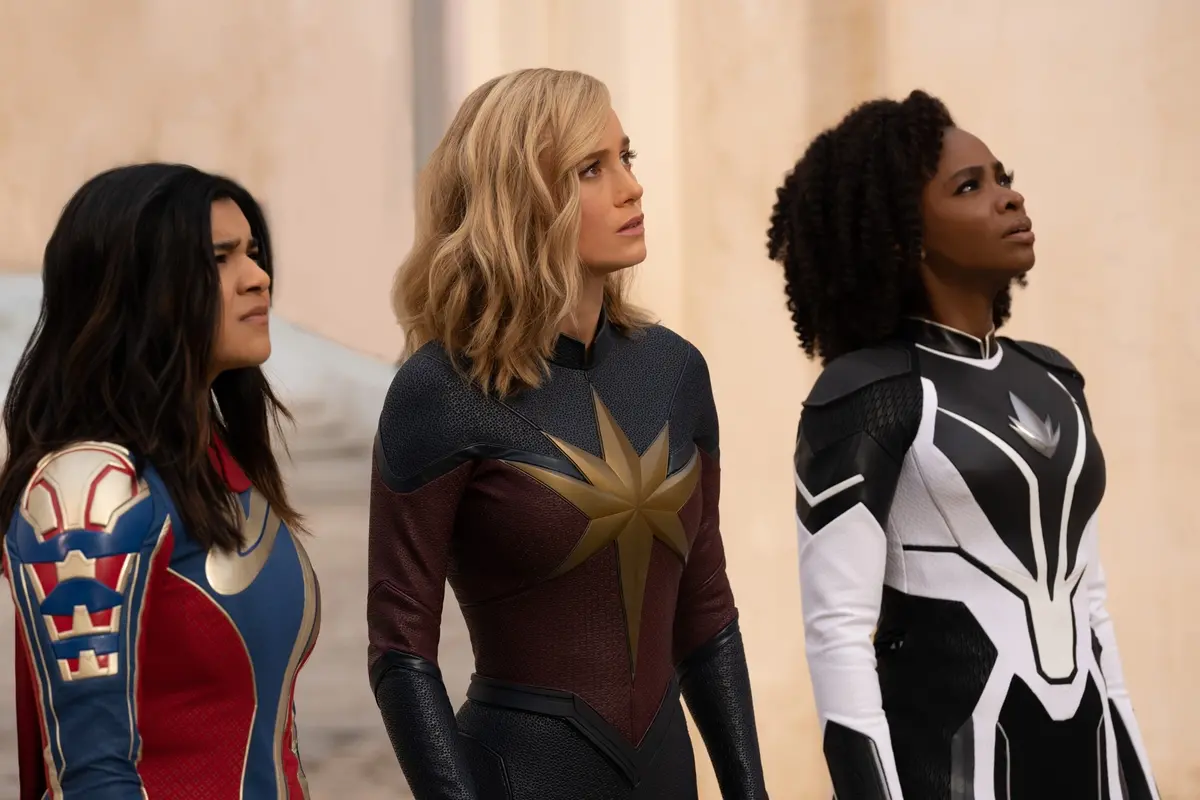 Iman Vellani, Brie Larson e Teyonah Parris in The Marvels. Photo by Laura Radford. © 2023 MARVEL.