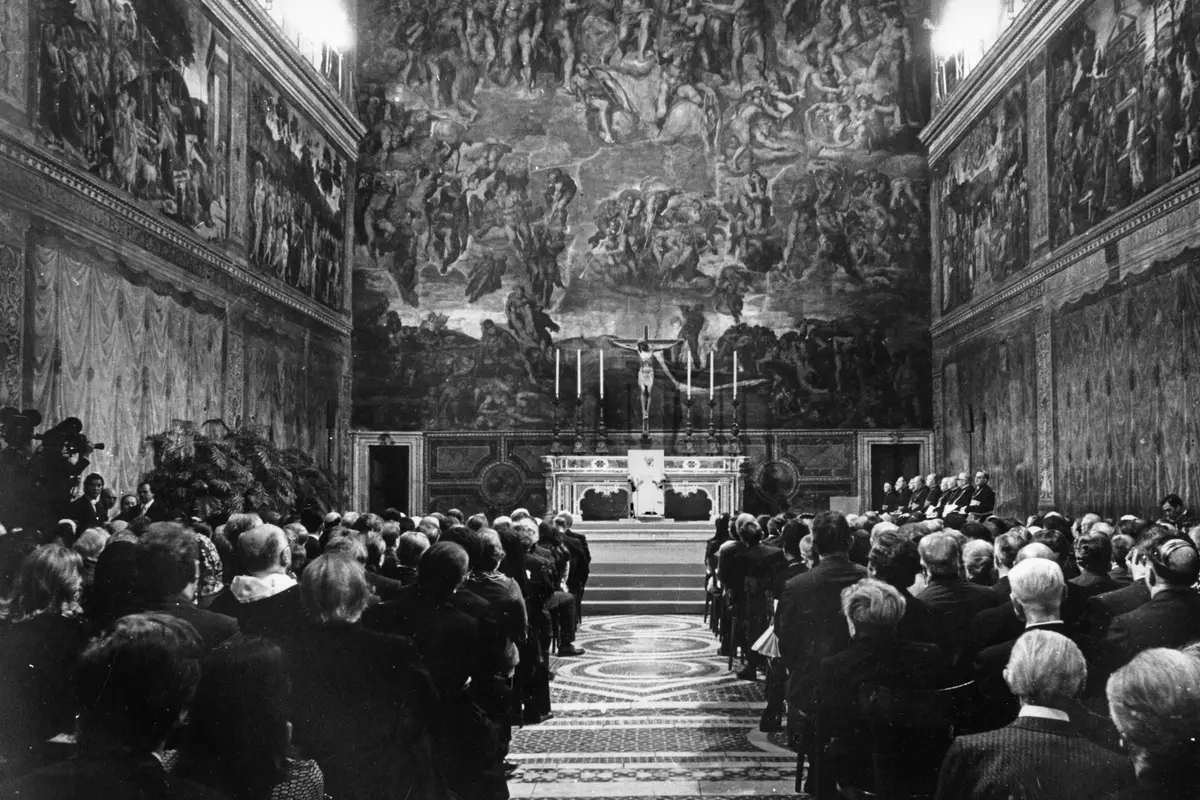 Paulo VI recebe os artistas na Capela Sistina durante o histórico encontro de 7 de maio de 1964. \\u00A9 L\\'Osservatore Romano