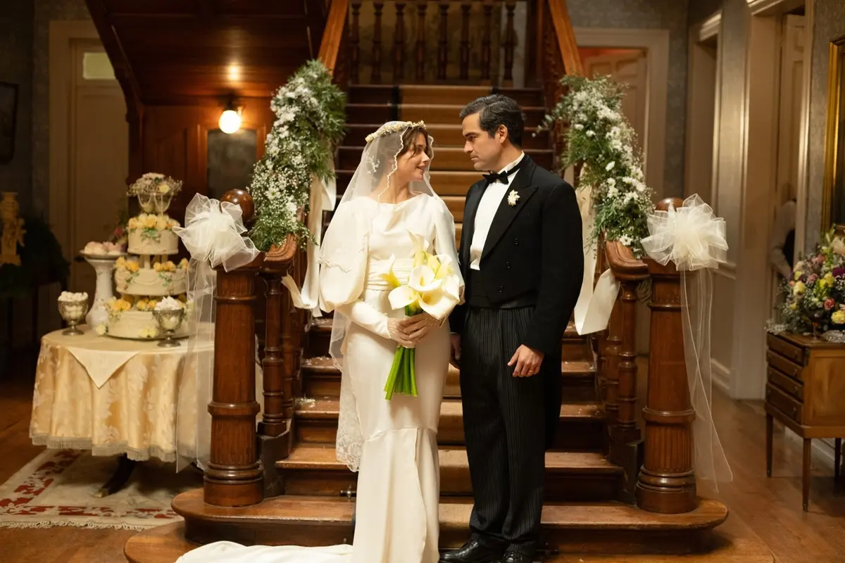 Nicole Wallace e Poncho Herrera in La casa de los espíritus (The House of the Spirits)