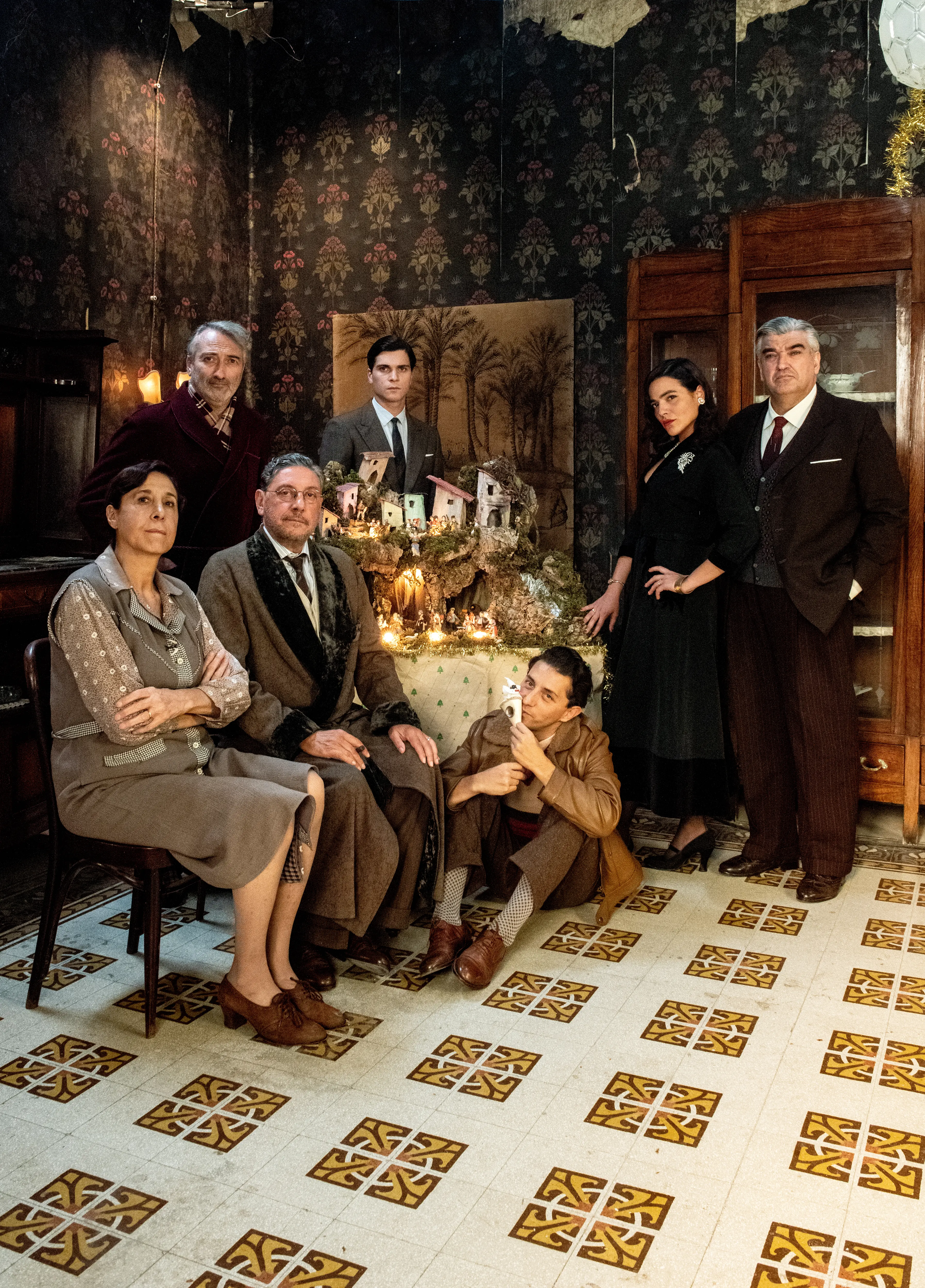 Set del film \\\"Natale in casa Cupiello\\\" di Edoardo de Angelis.Nella foto Sergio Castellitto, Marina Confalone, Adriano Pantaleo, Tony Laudadio, Pina Turco, Alessio Lapice e Antonio Milo.Foto di Gianni FioritoQuesta fotografia è solo per uso editoriale, il  diritto d'autore è della società cinematografica e del fotografo assegnato dalla società di produzione del film  e può essere riprodotto solo da pubblicazioni in concomitanza con la promozione del film. E’ obbligatoria la menzione  dell’autore- fotografo: Gianni Fiorito.