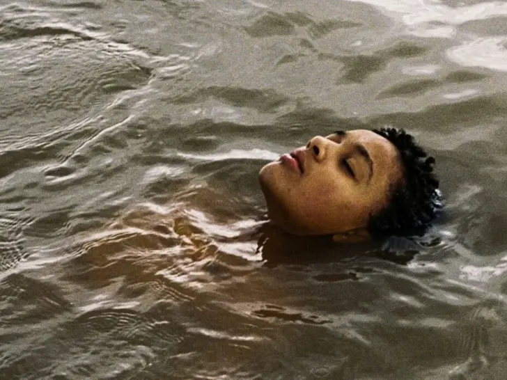 Bird, Andrea Arnold dirige un romanzo di formazione adolescenziale con variante volatile 