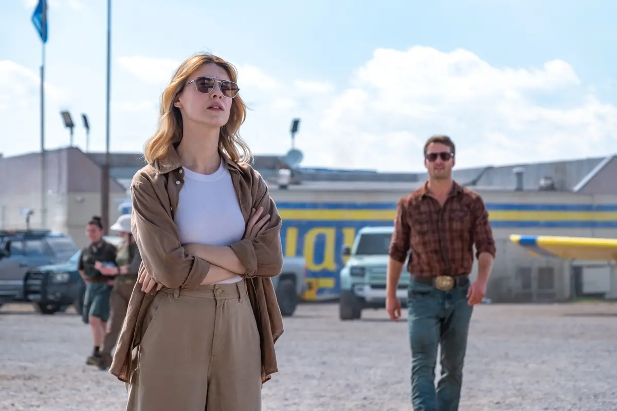 Daisy Edgar Jones e Glen Powell in Twisters