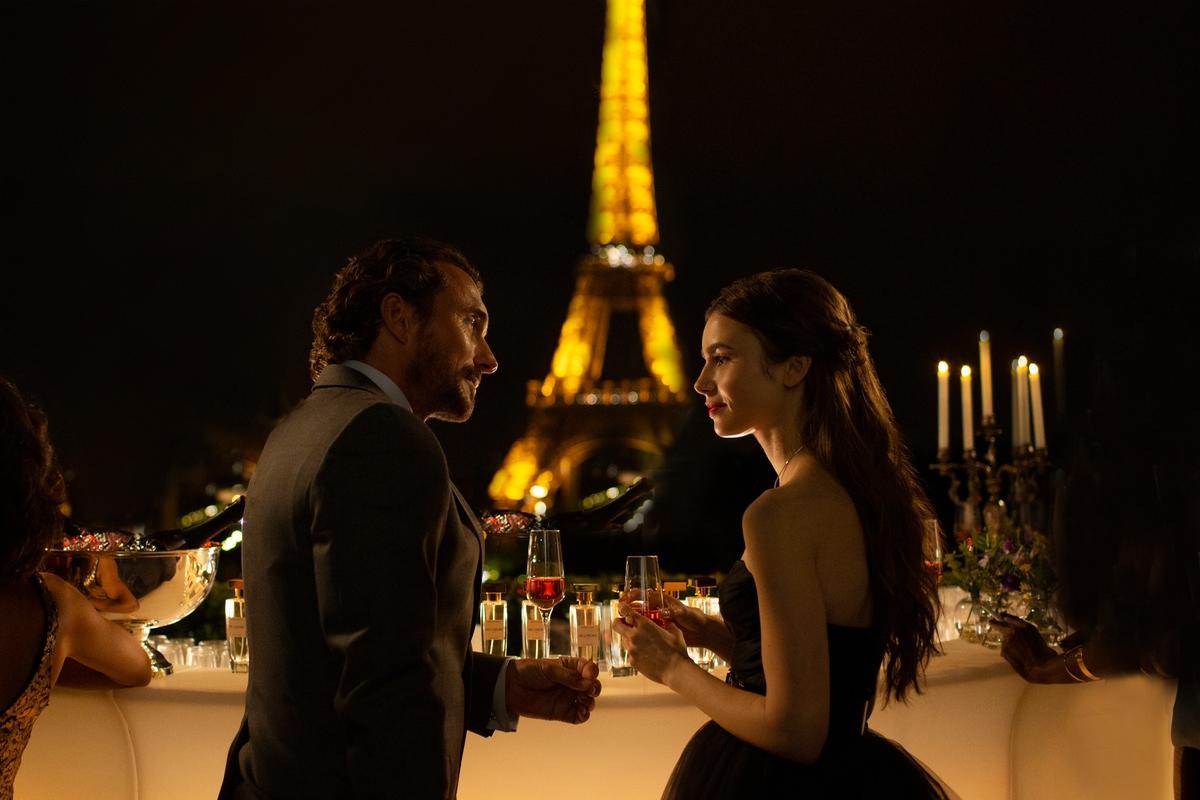 William Abadie e Lily Collins in Emily In Paris (Cr. Carole Bethuel/Netflix \\u00A9 2020)