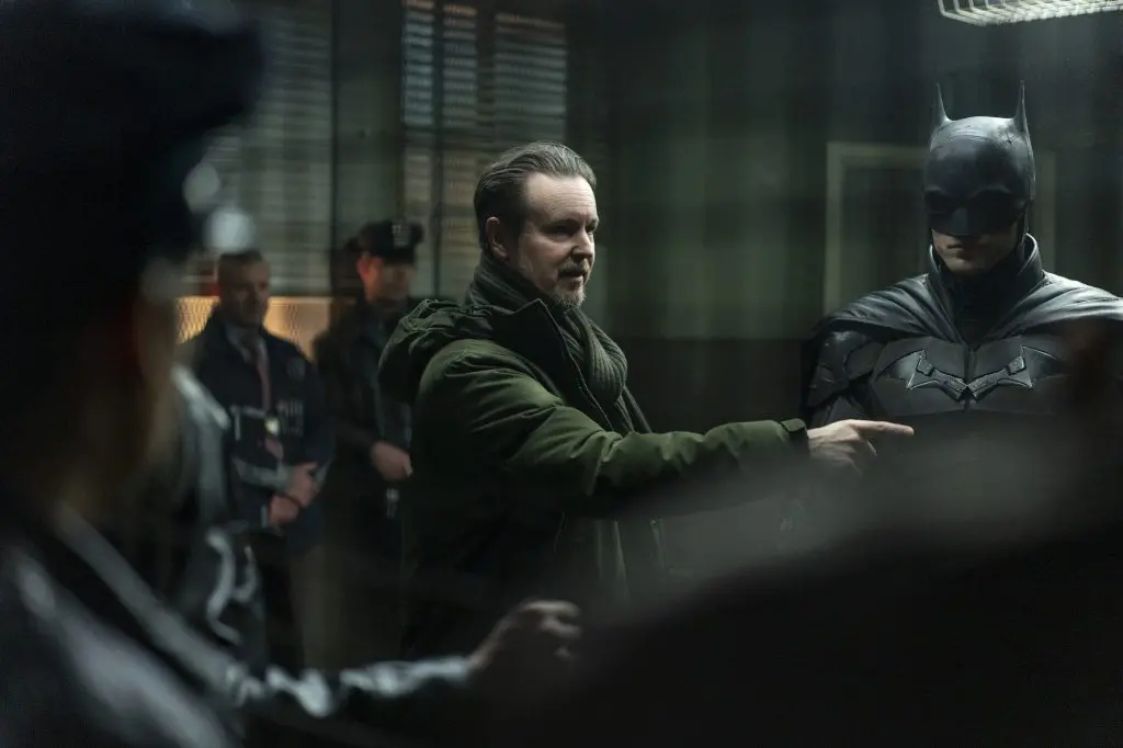 Matt Reeves sul set di The Batman - \\u00A9 2021 Warner Bros. Entertainment Inc. All Rights Reserved.<br> Photo Credit: Jonathan Olley/\\u2122 & \\u00A9 DC Comics<br> Caption: (L-r) Director MATT REEVES and ROBERT PATTINSON on the set in Warner Bros. Pictures\\u2019 action adventure \\u201CTHE BATMAN,\\u201D a Warner Bros. Pictures release.