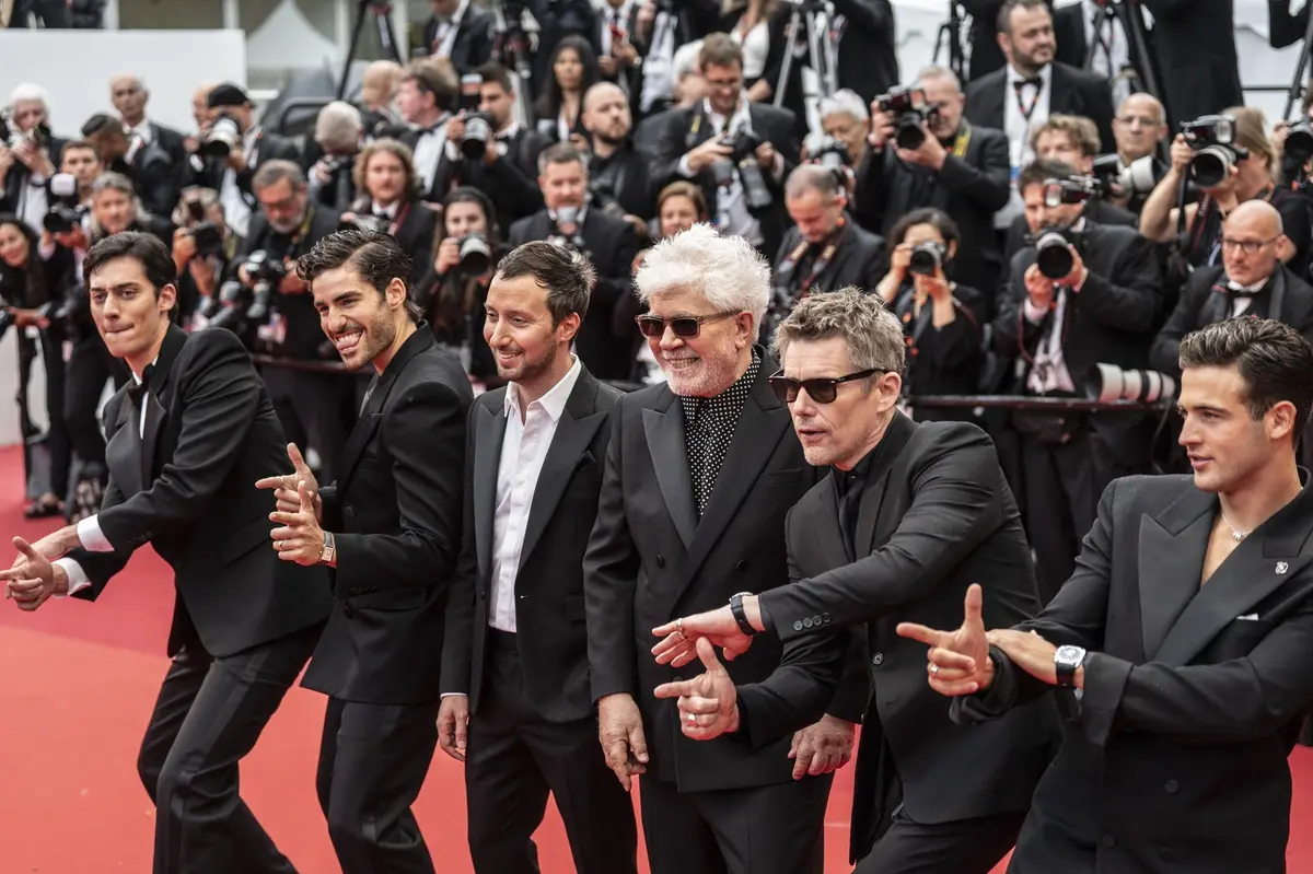 Manu Rios, Jason Fernandez, Pedro Almodóvar, Ethan Hawke, Anthony Vaccarello, George Steane (foto di Karen Di Paola)