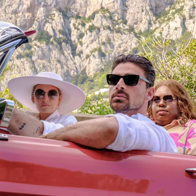 Un altro piccolo favore per Paul Feig: “Thriller, commedia e romance, ma con autenticità”. Dall'1 maggio su Prime Video