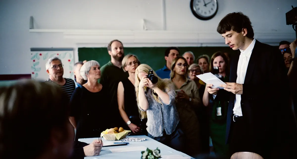 Una spiegazione per tutto, l'esame di maturità fa scandalo: travolgente e politico, dall'1 maggio in sala