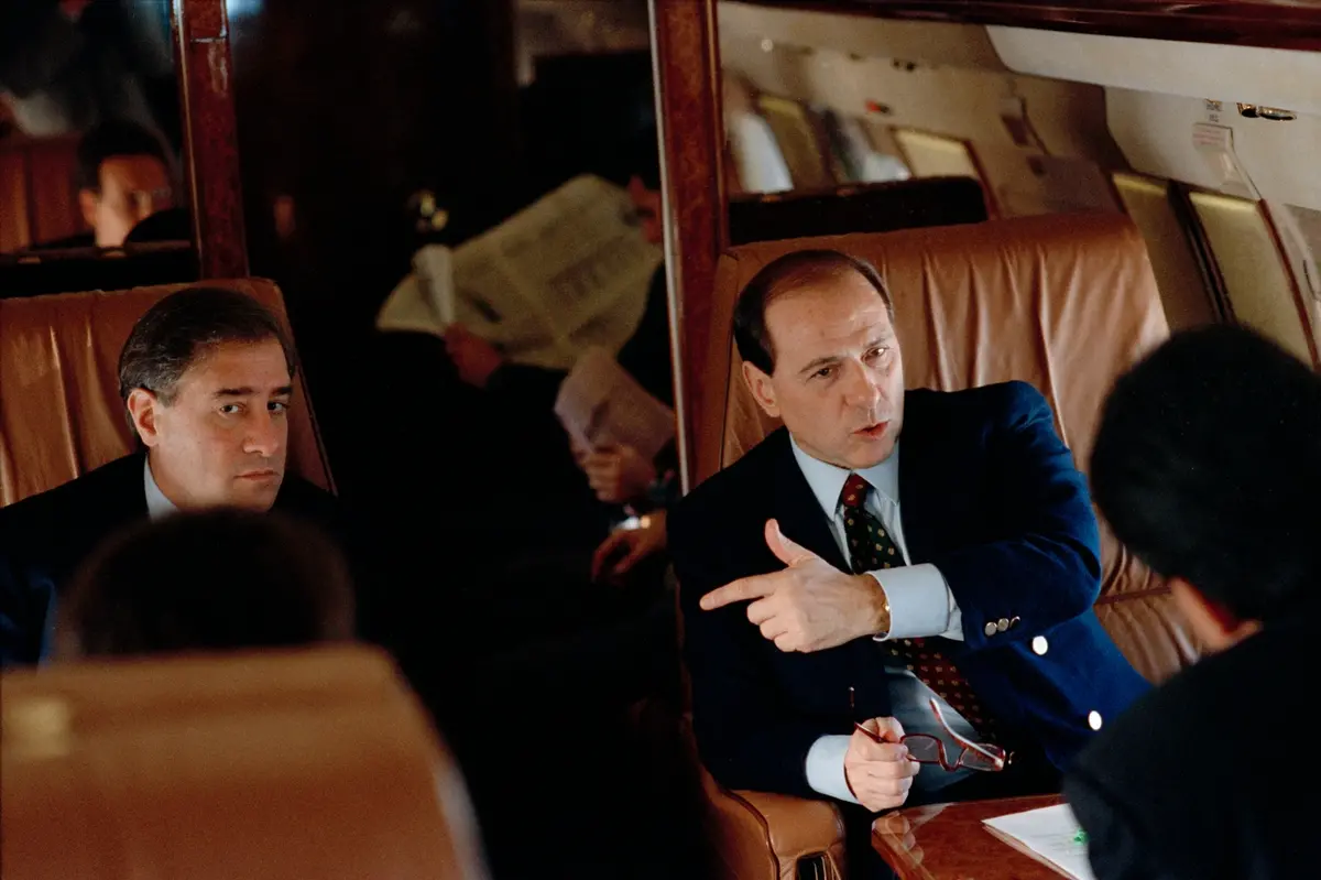 Silvio Berlusconi sul suo aereo con Marcello Dell’Utri, 1993