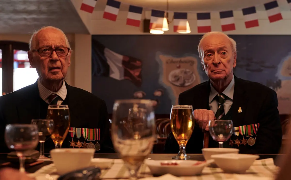John Standing e Michael Caine in Fuga in Normandia