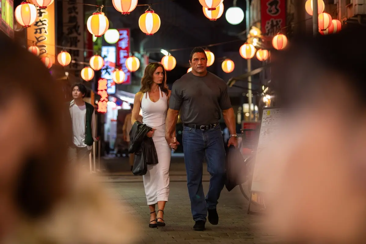 Emily Blunt e Dwayne Johnson in The Smashing Machine , A24