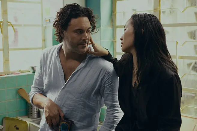 Jack Huston e Ji-young Yoo in Expats