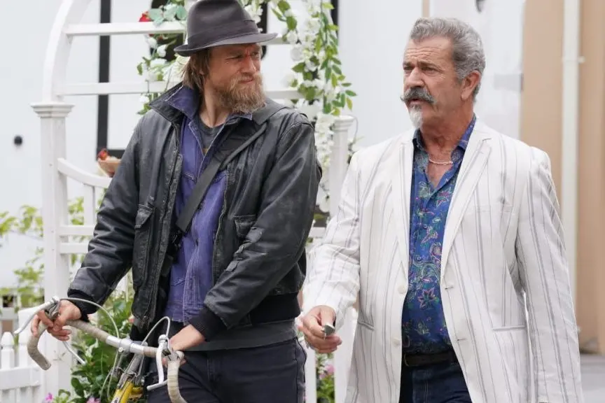 Charlie Hunnam e Mel Gibson in Omicidio a Los Angeles
