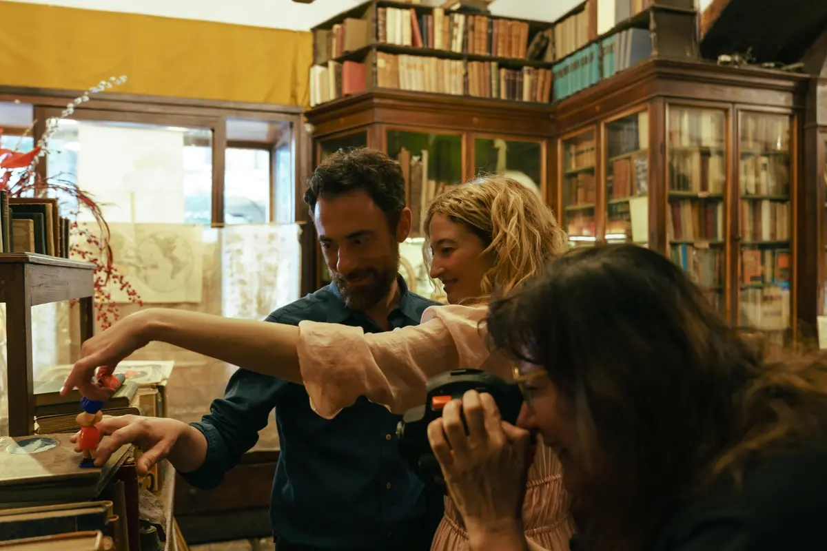 Isabel Coixet con Elio Germano e Alba Rohrwacher sul set di Tre ciotole - Credit @gretadelazzaris @cattleya @bartleby