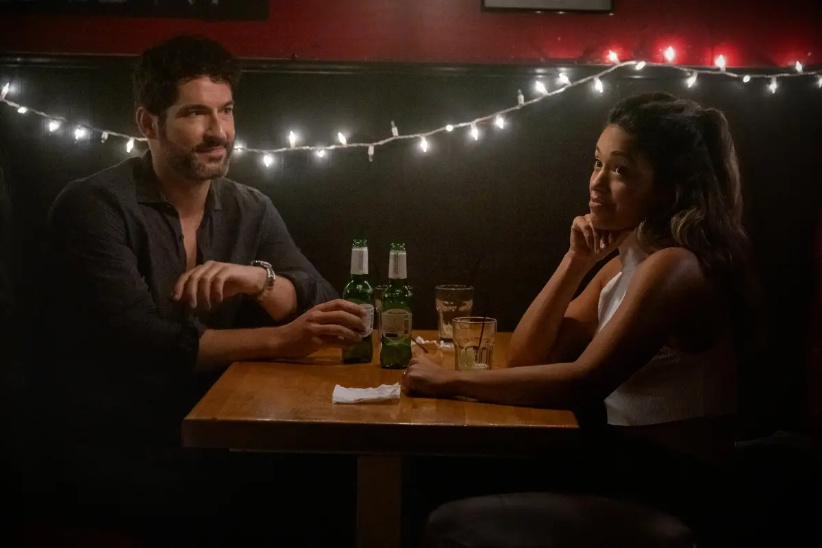Tom Ellis e Gina Rodriguez in Players. Cr. K.C. Bailey/Netflix ©2023