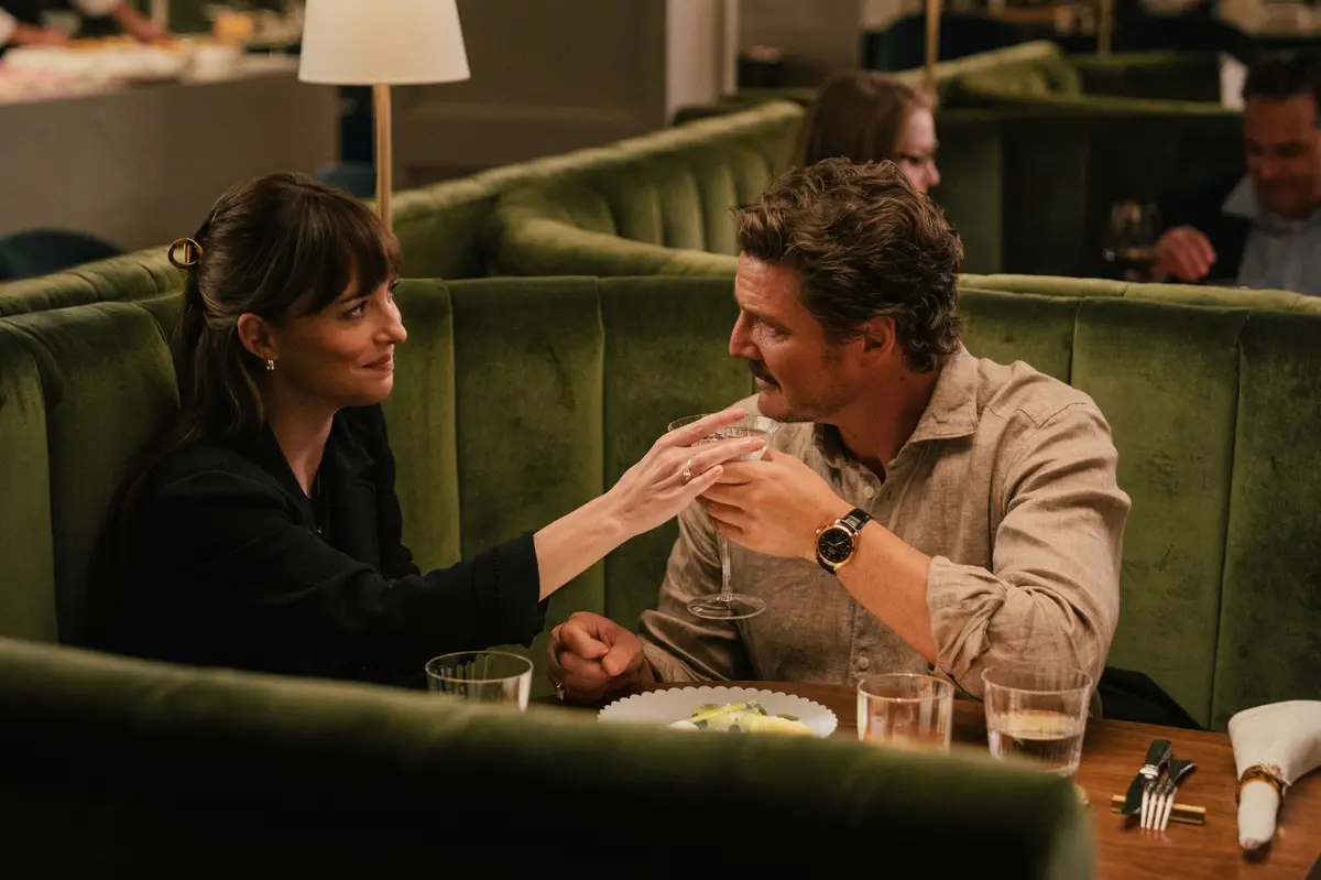 Dakota Johnson e Pedro Pascal in Material Love