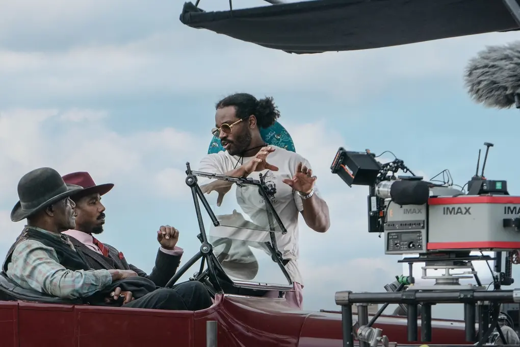 Ryan Coogler sul set de I peccatori - \\u00A9 2025 Warner Bros. Entertainment Inc. All Rights Reserved. Photo Credit: Courtesy of Warner Bros. Pictures